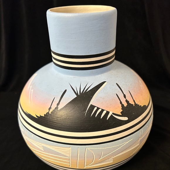 Navajo Native American signed hand painted pottery. - Picture 4 of 8